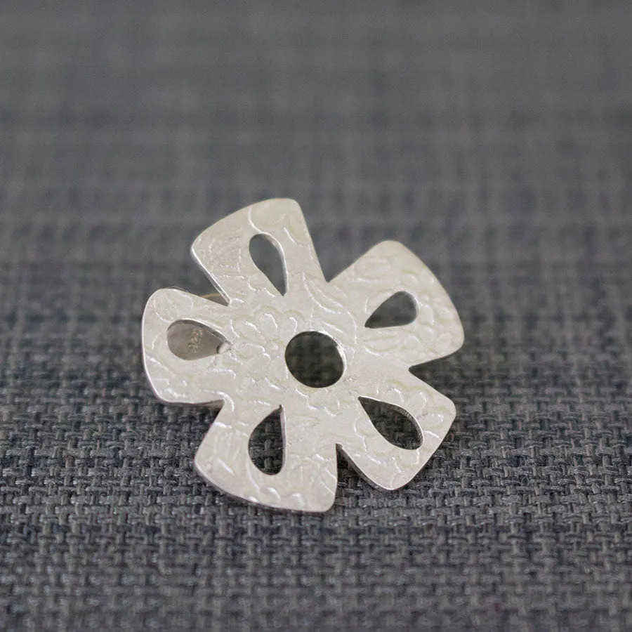 Small Daisy Pin